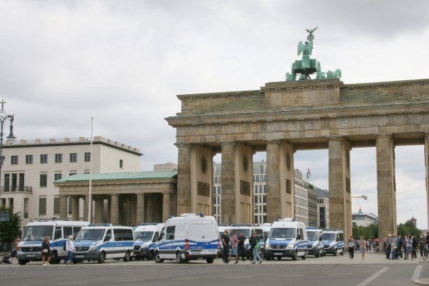 berlin:-querdenker-organisieren-sich-dezentral-–-polizei-versucht-hektisch-und-zunehmend-brutal,-demoverbot-durchzusetzen