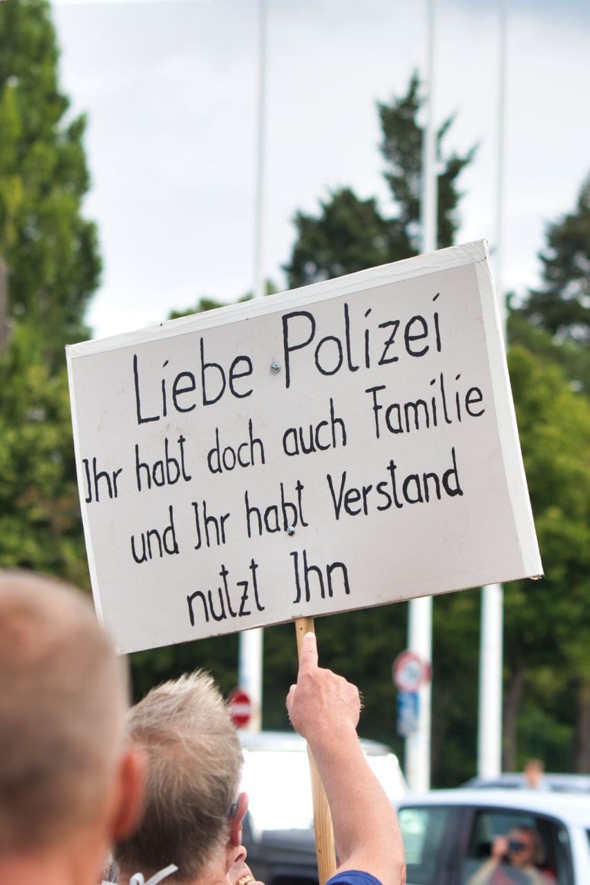 trotz-verbots-treffen-sich-tausende-menschen-friedlich-in-berlin-um-fuer-freiheit-zu-demonstrieren