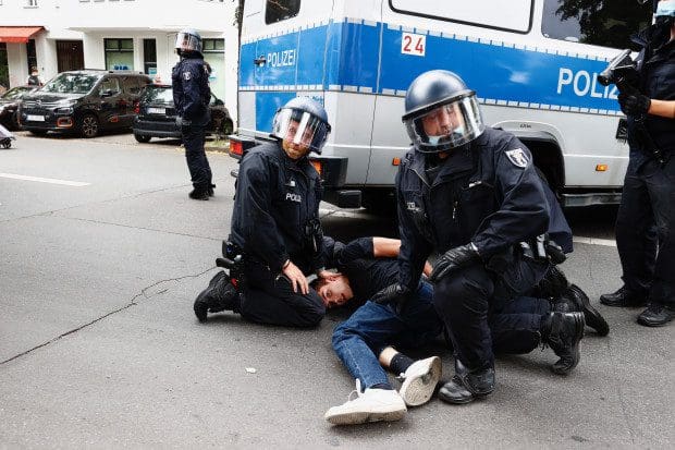 nach-querdenker-demo:-kritik-an-polizeiuebergriffen-waechst