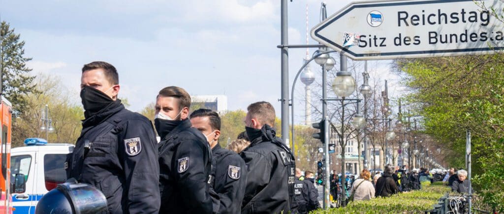 polizei-demonstriert-gegen-frieden,-freiheit-und-demokratie,-berlin-0108.2021