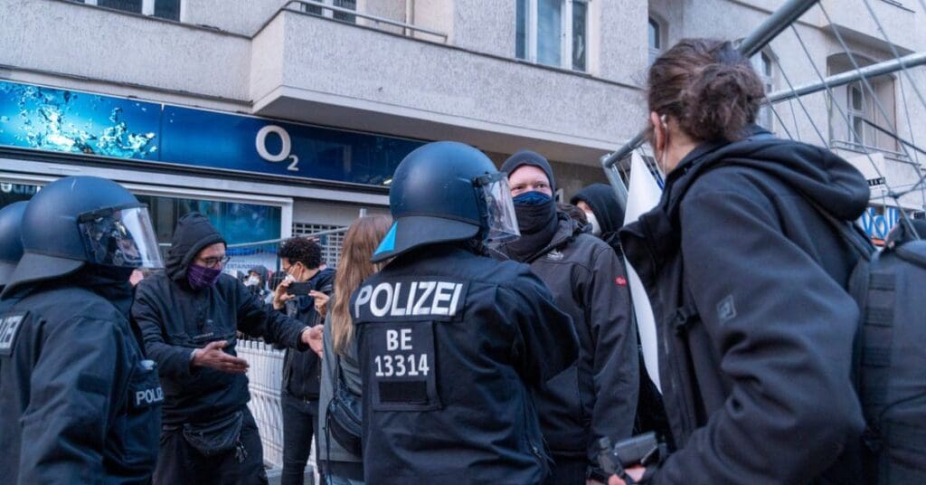 berliner-polizei-pruegelt-auf-querdenker-ein-–-und-nimmt-reissaus-vor-der-antifa