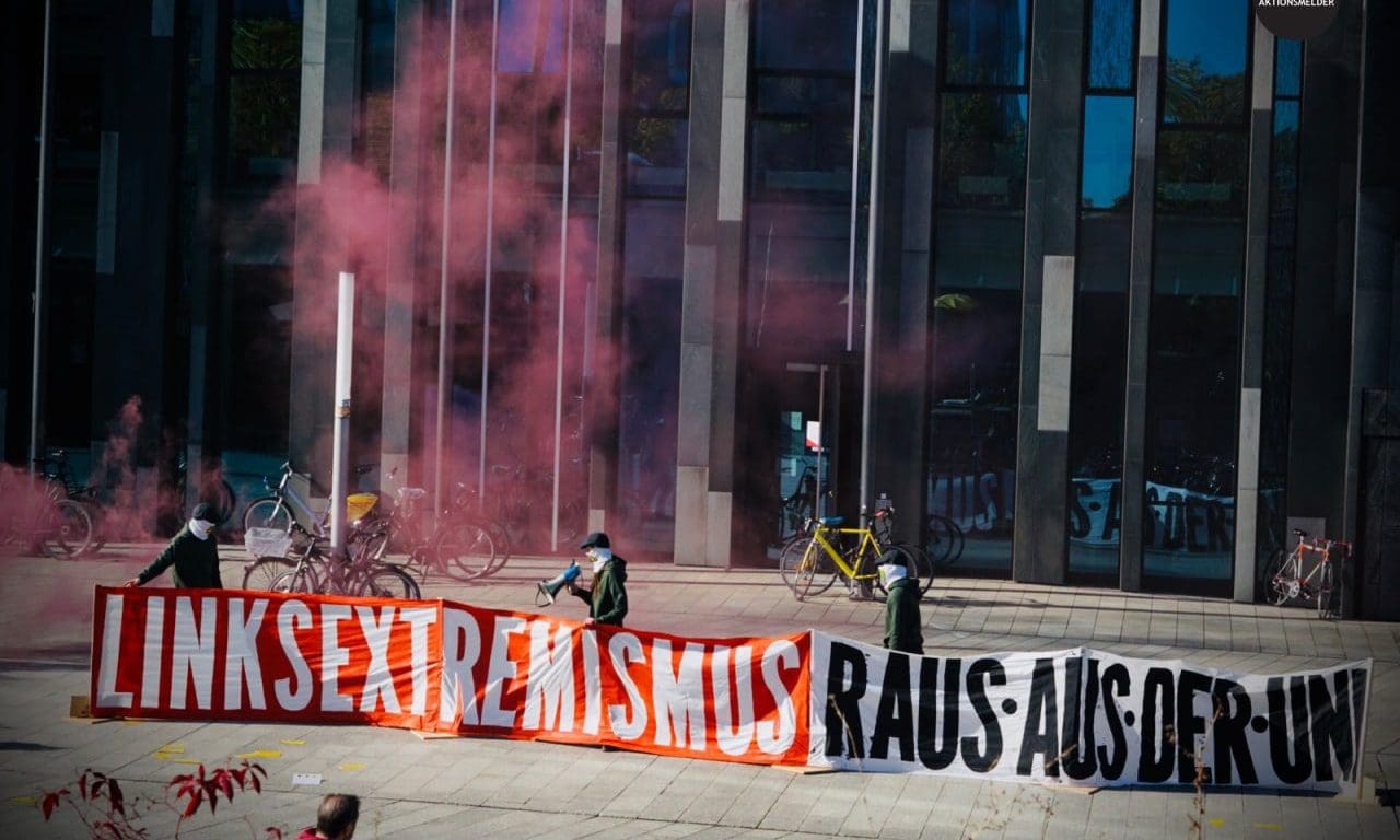 patriotische-spruchband-aktion-gegen-linksextreme-an-universitaet