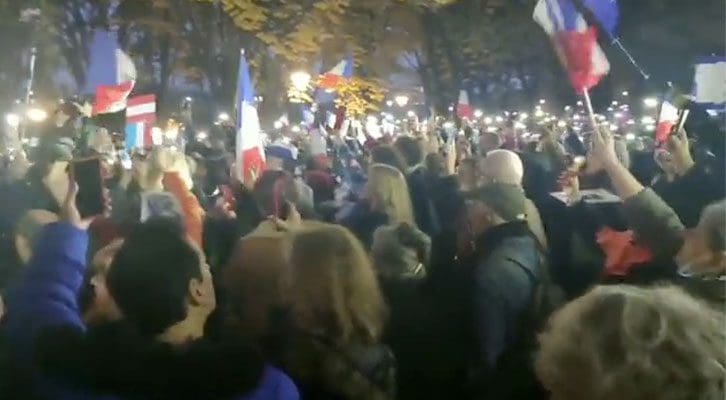 „freiheit-fuer-oesterreich“:-tausende-franzosen-protestieren-vor-botschaft-in-paris!