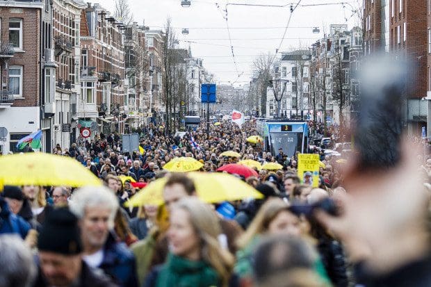 proteste-in-amsterdam:-polizei-laesst-hunde-auf-demonstranten-los