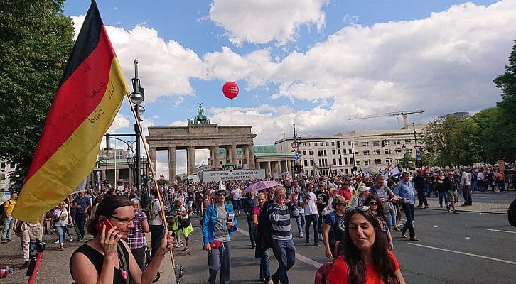 regime-gehoerig-unter-druck:-knapp-2.000-demos-in-ganz-deutschland