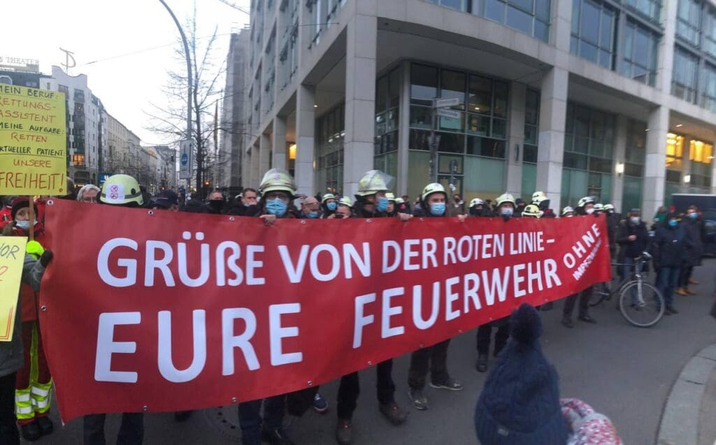 feuerwehr-und-pflege-demonstrierten-vor-dem-gesundheitsministerium-in-berlin
