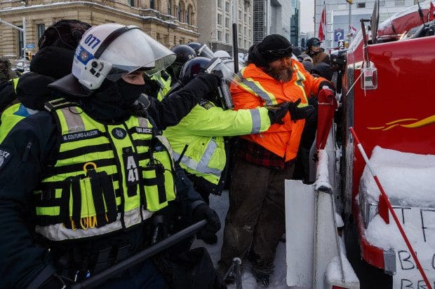 harte-polizeiaktion-in-kanada:-trucker-protest-wird-gewaltsam-aufgeloest