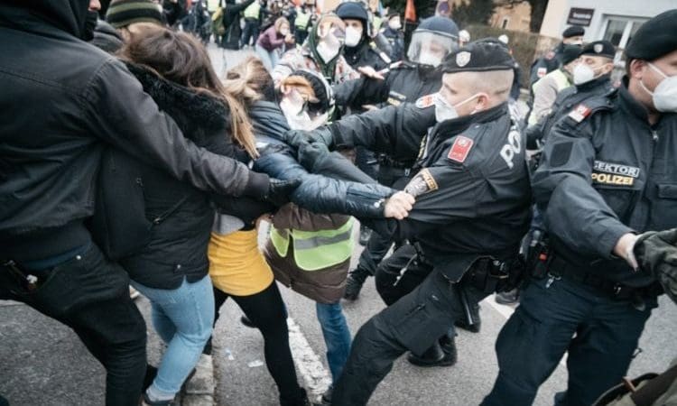 polizei-macht-hetzjagd-auf-maskenverweigerer,-aber-verschont-promis-bei-olympia-empfang