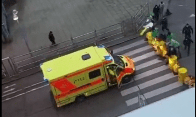 keine-entschuldigung:-greenpeace-aktivisten-blockieren-krankenwagen