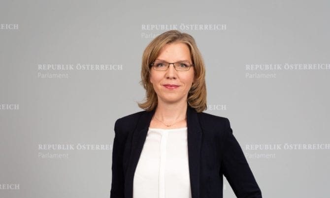 klimaschutzministerin-flog-mit-privatjet-von-katar-nach-oesterreich