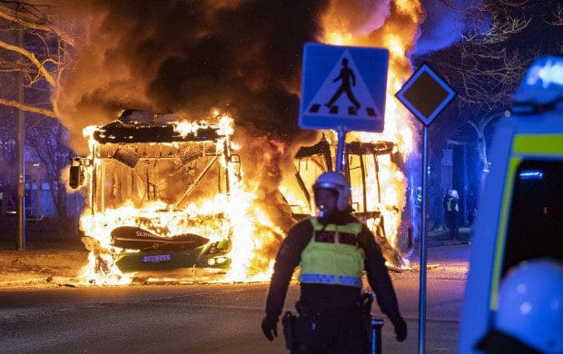schweden:-muslime-protestieren-mit-brutaler-gewalt-gegen-koran-verbrennung