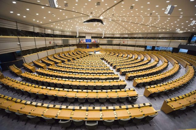 eu-parlament-verlaengert-corona-zertifikat-bis-juni-2023