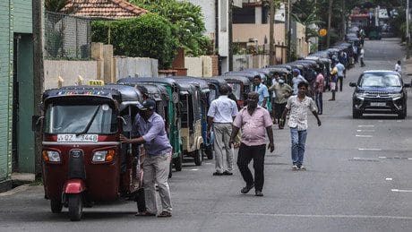 sri-lankas-regierungschef:-„unsere-wirtschaft-ist-komplett-zusammengebrochen“