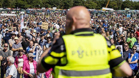 „so-haben-wir-keine-zukunft“:-tausende-niederlaendische-landwirte-protestieren-gegen-emissionsziele