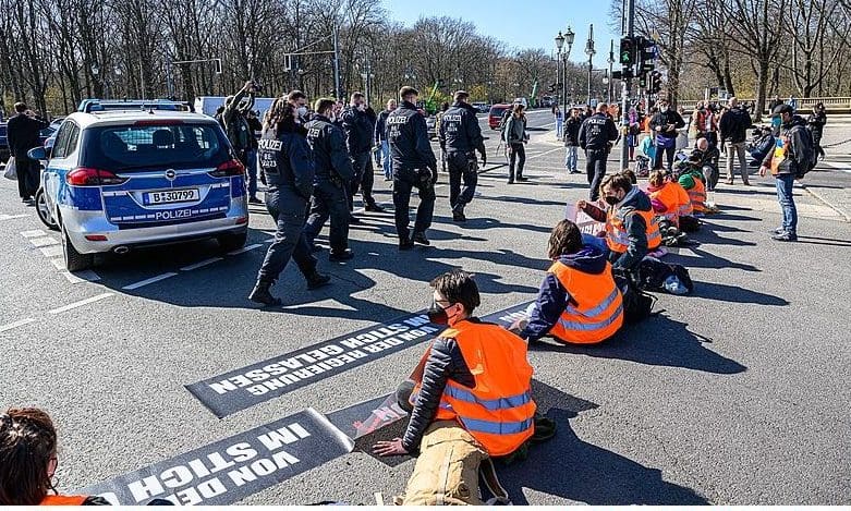 pariser-polizei-beendete-“klima-strassenblockade”-rasch-und-effizient