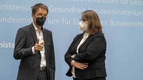 lauterbach:-vierte-impfung-fuer-senioren-in-pflegeheimen-sowie-masken-und-testpflicht-fuer-gaeste