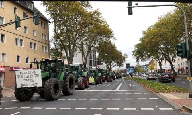regierung-opfert-landwirte-der-eu:-massive-bauernproteste-in-den-niederlanden