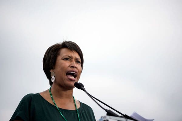 dc.-mayor-complains-about-being-flooded-with-busses-of-illegals-from-arizona-and-texas