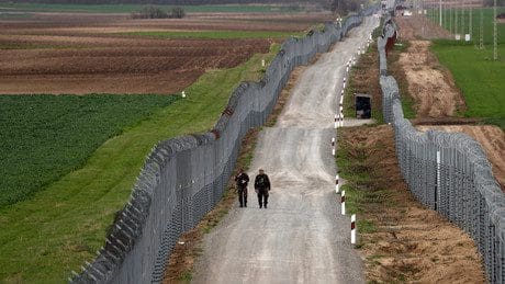 illegale-migration-ueber-den-balkan-nimmt-zu-–-serbische-polizei-findet-waffen
