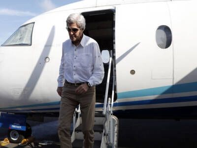 first-class-idiot:-kerry’s-private-jet-has-emitted-325-tons-of-carbon-since-2021