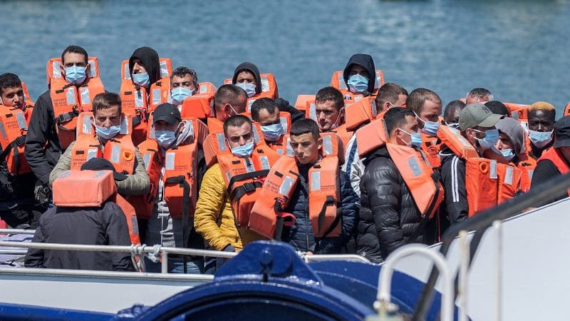 almost-700-migrants-cross-english-channel-in-one-day
