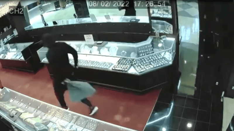 watch:-smash-and-grab-thieves-steal-$100,000-of-jewelry