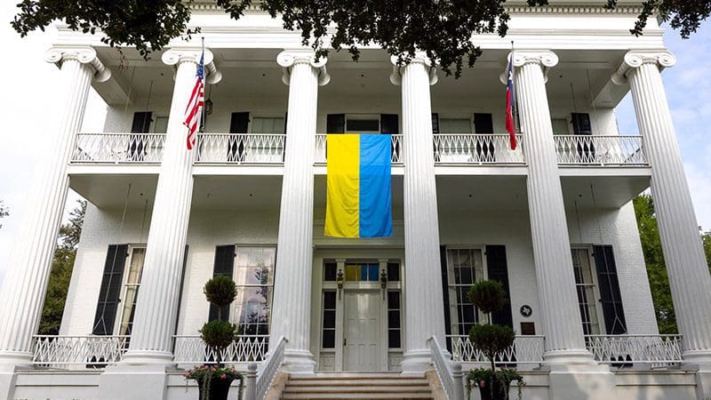 ukraine-flag-hanging-outside-texas-governor’s-mansion-sparks-backlash
