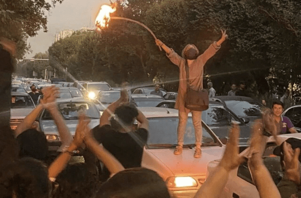 iran:-anti-kopftuch-proteste-weiten-sich-auf-zahleiche-staedte-aus