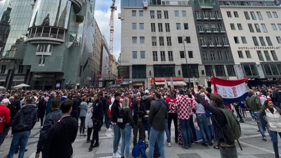 vor-nations-league-duell:-tausende-kroatien-fans-ziehen-durch-wiener-innenstadt