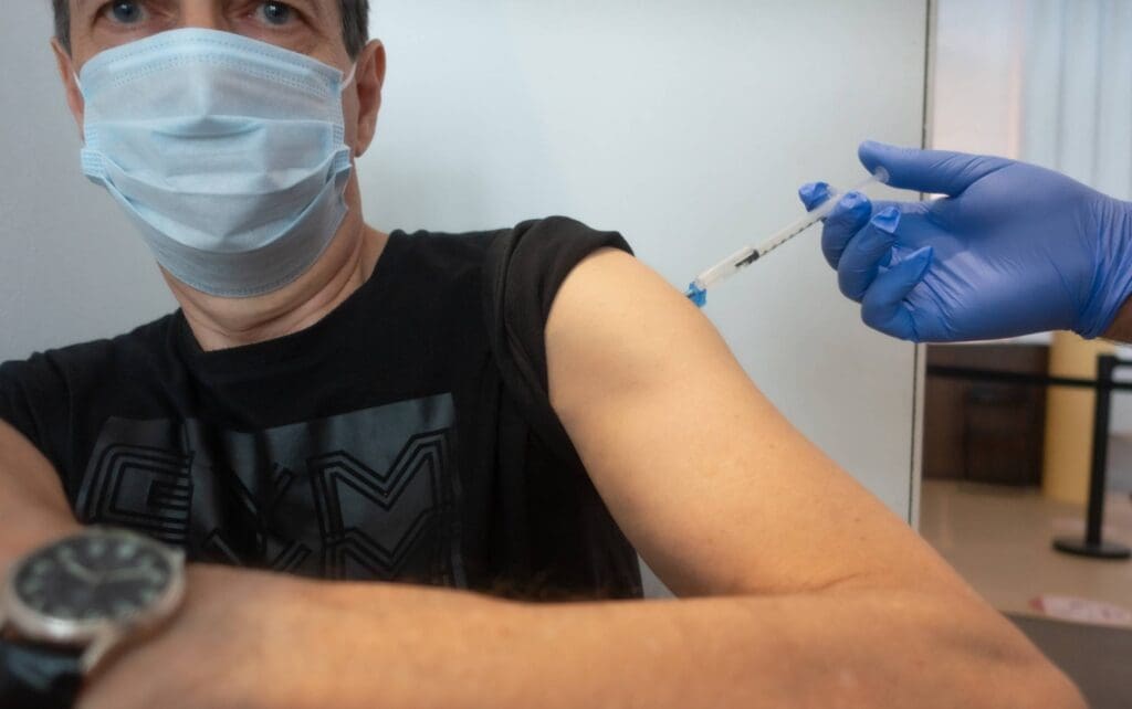 covid-impfung,-luegen-und-politik:-norwegens-impfstahlhelme-reiten-weiter