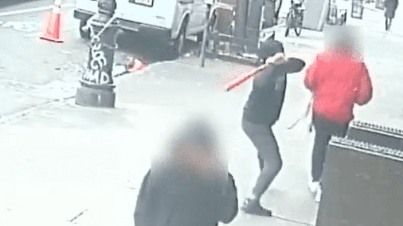 shock-video:-man-smashed-in-head-with-baseball-bat-in-nyc