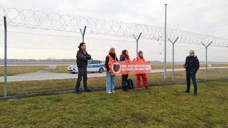flieger-mit-notfall-patient-musste-wegen-klimaprotest-in-muenchen-umgeleitet-werden