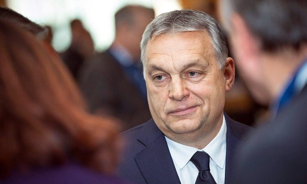 ungarns-regierungs-chef-haelt-eu-mit-satirischem-posting-den-spiegel-vor
