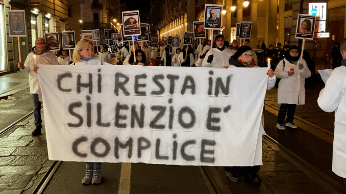 italien:-fackelumzug-zum-gedenken-an-die-impfopfer