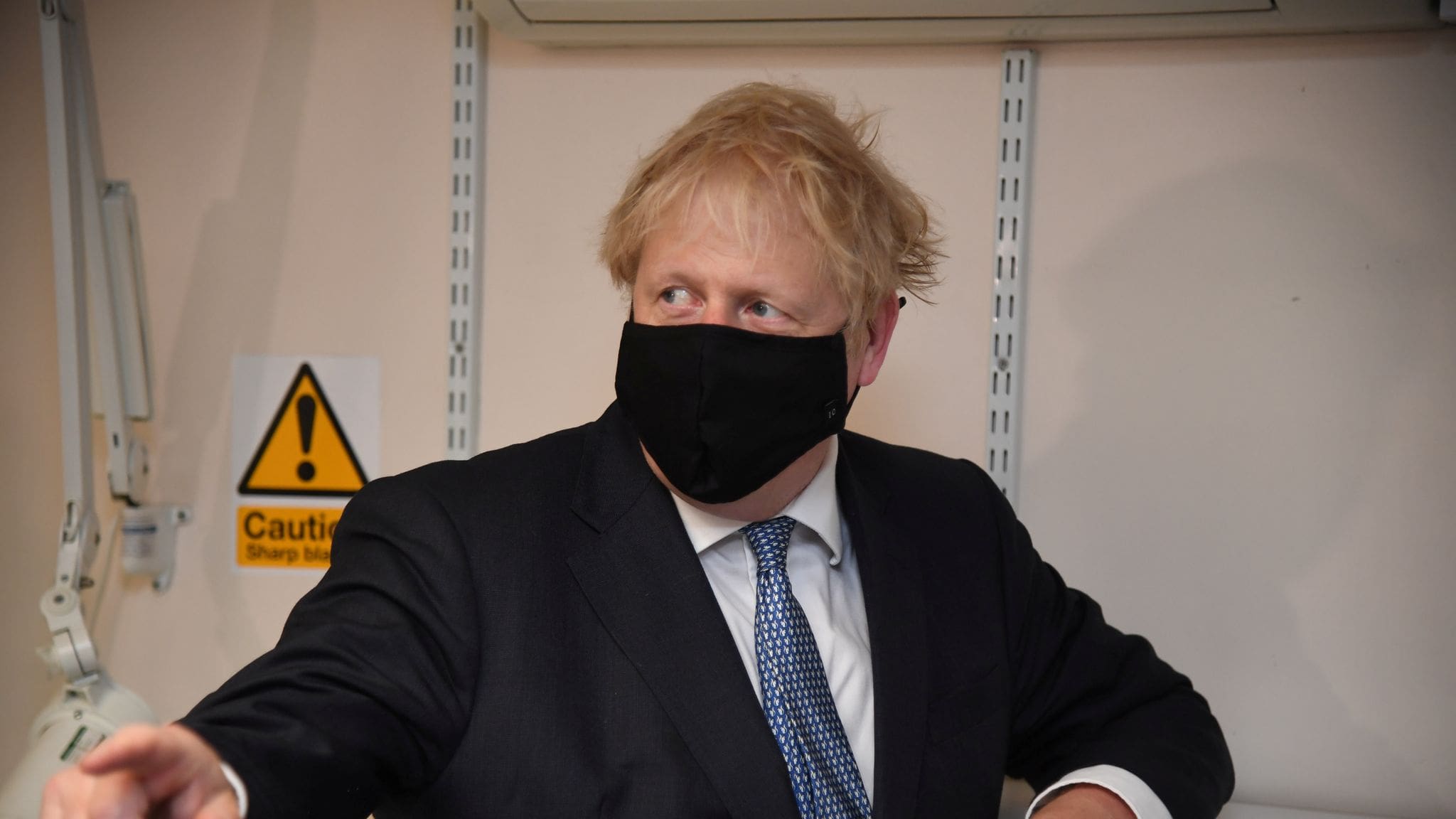 boris-johnson-was-secretly-‘nudged’-into-wearing-a-mask-by-sage-scientists
