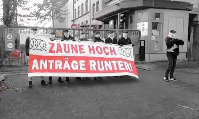 aktivisten-hissen-banner-auf-tor-von-erstaufnahme-kaserne