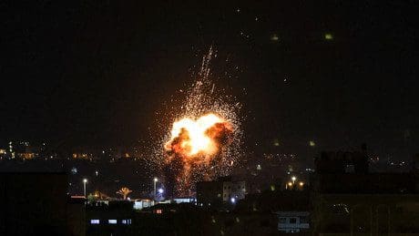 nach-razzia-mit-mehreren-toten:-israel-bombardiert-gaza