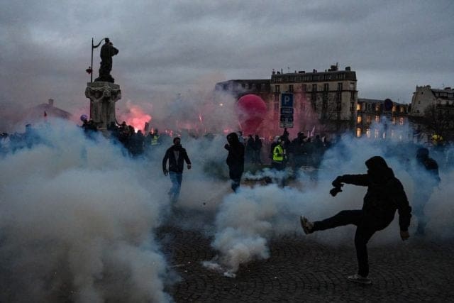 frankreichs-renten-proteste-gehen-in-die-2-runde-–-500.000-demonstranten-in-paris
