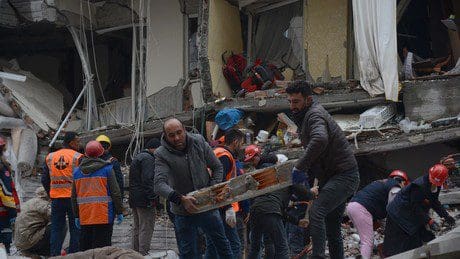 zahl-der-toten-nach-erdbeben-steigt-auf-mehr-als-1.100-in-der-tuerkei-und-800-in-syrien