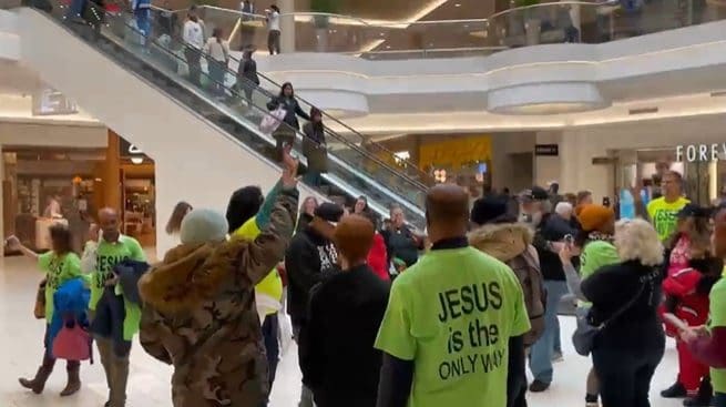 participants-with-“jesus”-shirts-demonstrate-at-mall-of-america-in-response-to-man-wearing-“jesus-saves”-shirt-being-asked-to-leave-2-weeks-ago