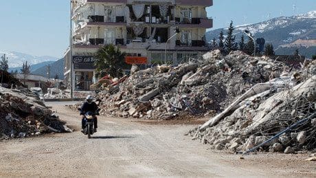 erneut-starkes-erdbeben-an-der-grenze-von-syrien-und-der-tuerkei