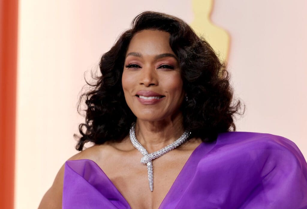 fans-divided-over-‘black-panther’-star-angela-bassett-not-clapping-for-jamie-lee-curtis-after-oscar-loss