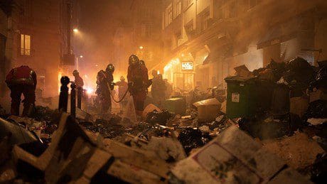 frankreich:-proteste-eskalieren,-innenstaedte-stehen-in-flammen,-mehr-als-hundert-polizisten-verletzt