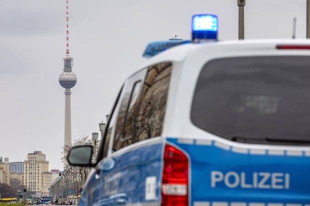 die-berliner-polizei-hat-nicht-mehr-alle-tassen-im-schrank