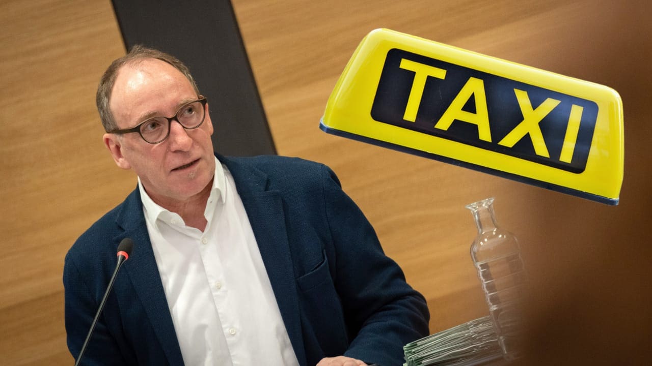 gruenes-ministerium:-herrschaft-faehrt-taxi,-belegschaft-geht-zu-fuss