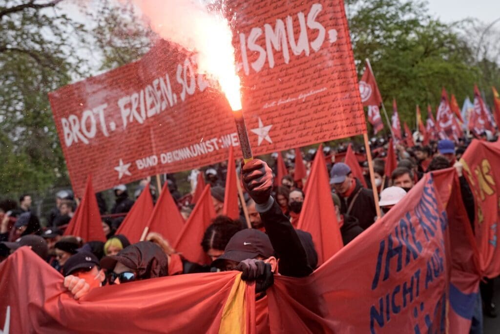 linksextremismusdemo-zum-1.-mai-–-farbeier,-boeller-und-ein-jaehes-ende