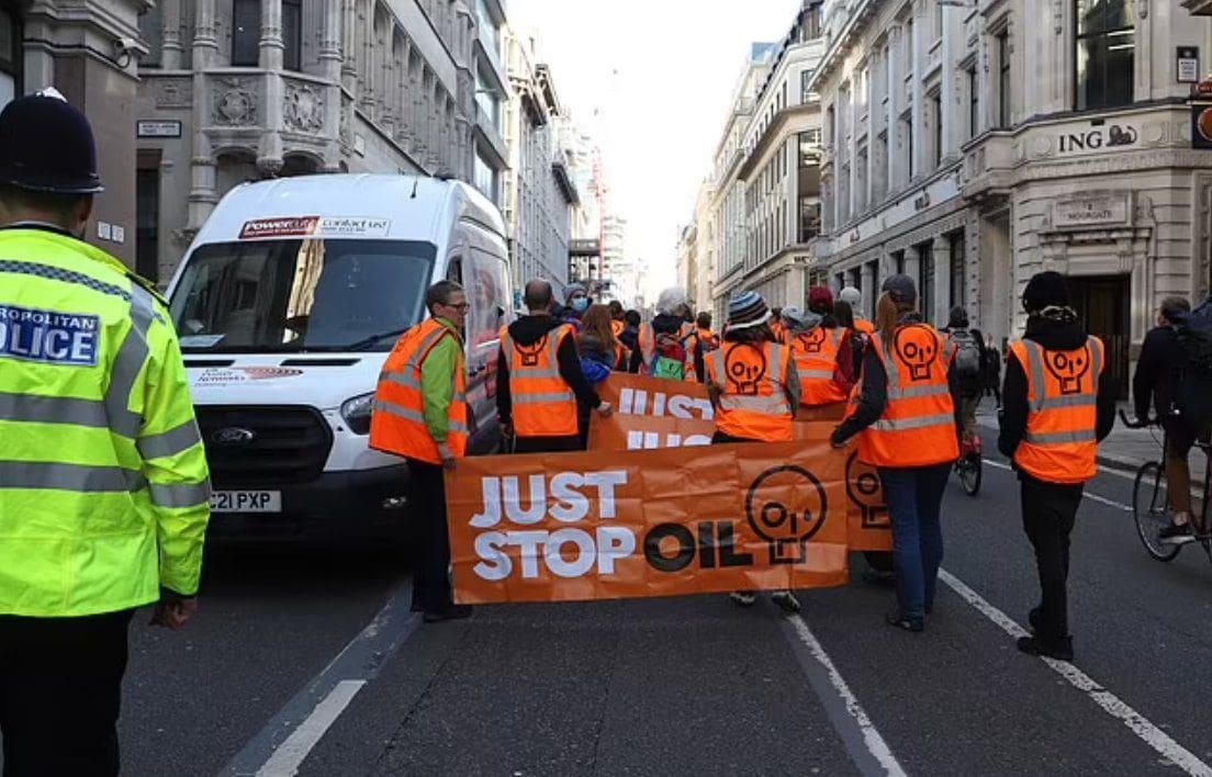metropolitan-police-finally-instruct-oil-protesters-to-cease-blocking-london’s-roads