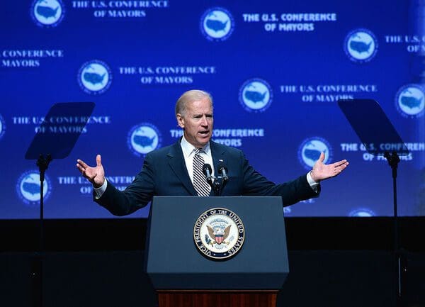 biden-continues-to-struggle-against-teleprompter-in-latest-battle
