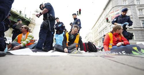 In Österreich hat die Polizei das perfekte Rezept gegen Klima-Aktivisten gefunden: Sie lässt die Demonstranten einfach kleben – Die Weltwoche