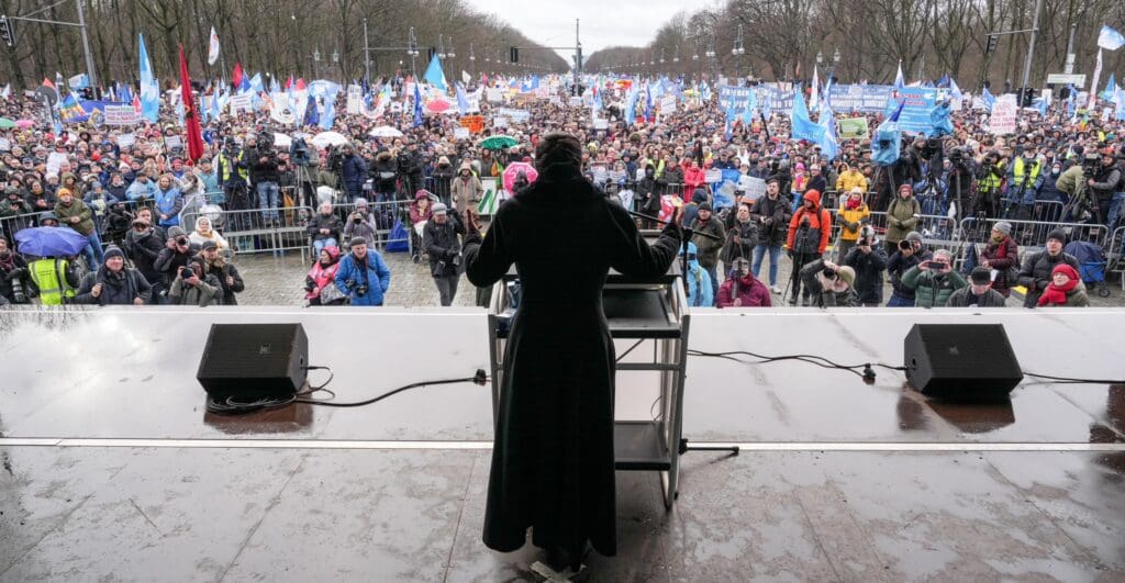Unsere Friedenskundgebung am Brandenburger Tor mit schätzungsweise 50.000 Teilne